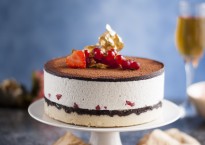 tort raw vegan cu cocos, ciocolata si capsuni