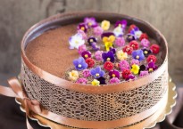 mousse de ciocolata cu zmeura si flori comestibile