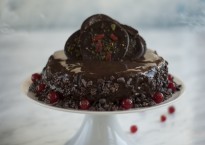 Tort decadent cu spumă de ciocolată, coacăze, fistic, boabe de cacao şi blat crocant de fursecuri raw cu nuci pecan  şi sirop de yacon