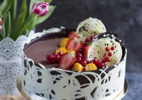 tort cu crema de ciocolata alba si ciocolata neagra